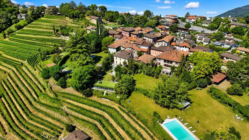 Eleganza Senza Tempo: Tenuta Storica Sospesa tra Lago, Vigneti e Cielo