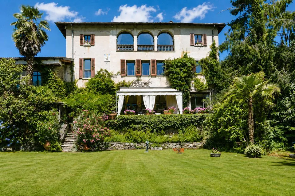 Eleganza Senza Tempo: Tenuta Storica Sospesa tra Lago, Vigneti e Cielo