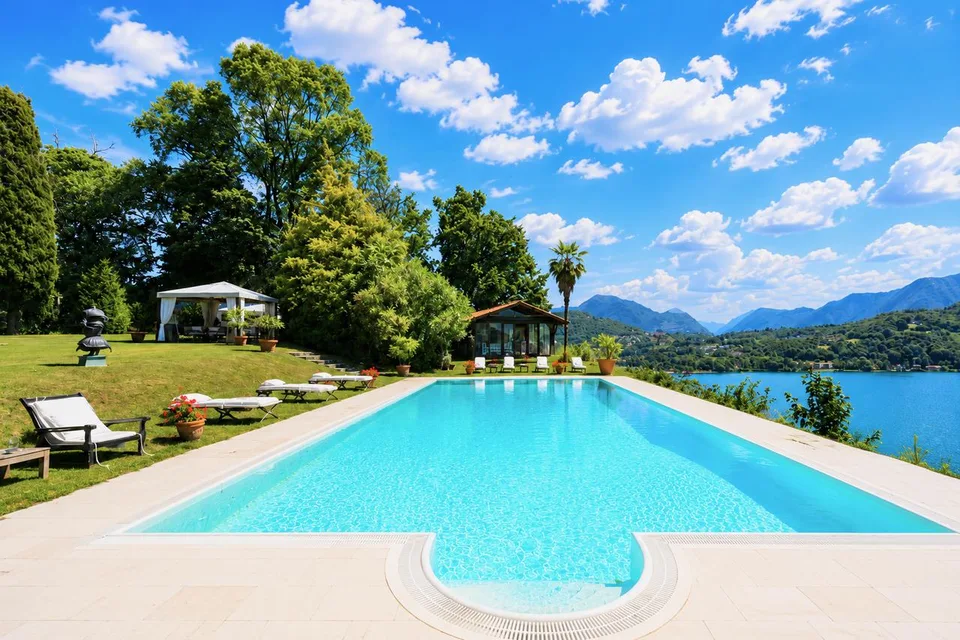 Eleganza Senza Tempo: Tenuta Storica Sospesa tra Lago, Vigneti e Cielo