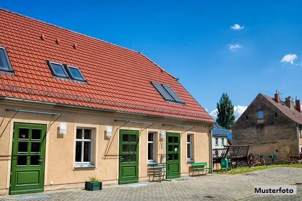 *Bauernhaus mit 2 Wohnungen und Stallteil*