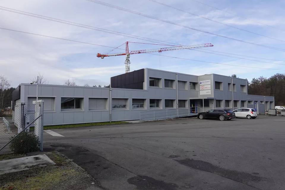 Büro und Fabrikationsareal für Investoren