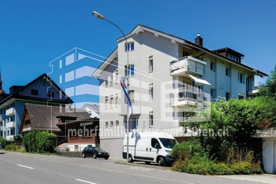 Mehrfamilienhaus mit Nebengebäude