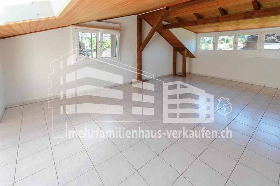 Mehrfamilienhaus mit Nebengebäude