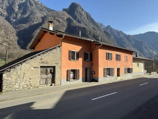 4 1/2-Zimmer-Eckhaus mit gutem Ausbau | casa ad angelo di 4 1/2 loc...