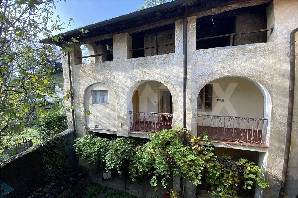 Storica casa di paese a  Carabbia