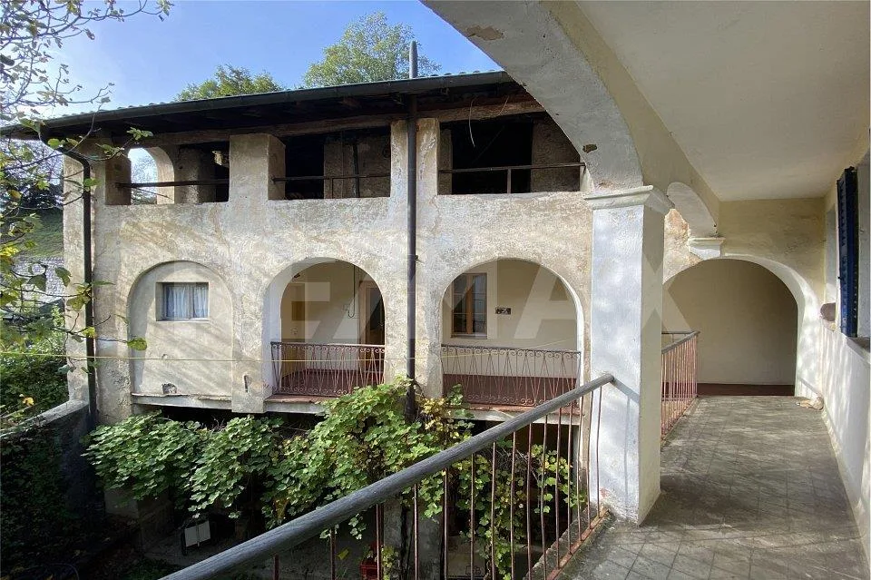 Storica casa di paese a  Carabbia