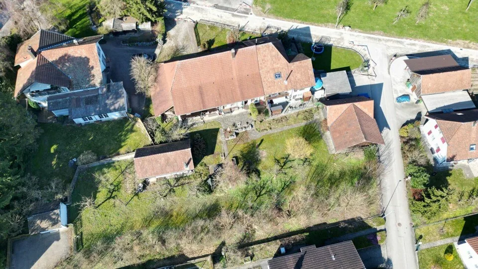 Wohnen und Entwickeln: Bauernhaus mit Landreserve in Attiswil
