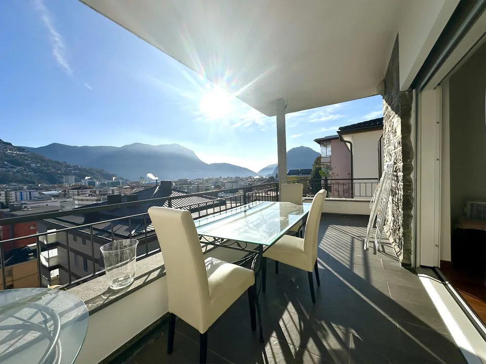 Villa Soleggiata con Vista Mozzafiato