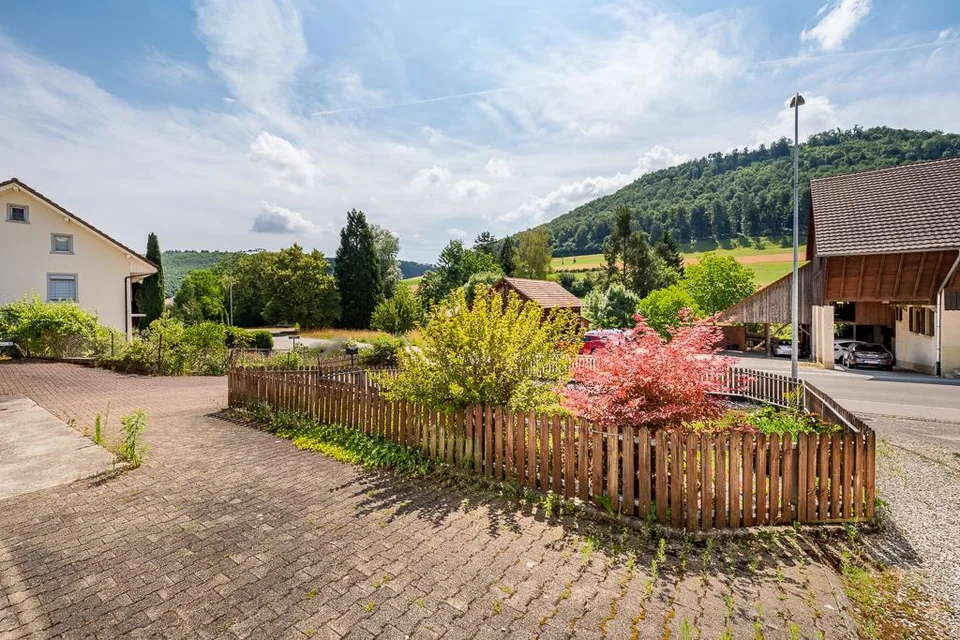 Spacious living with charm and tradition – photo 9 of 9