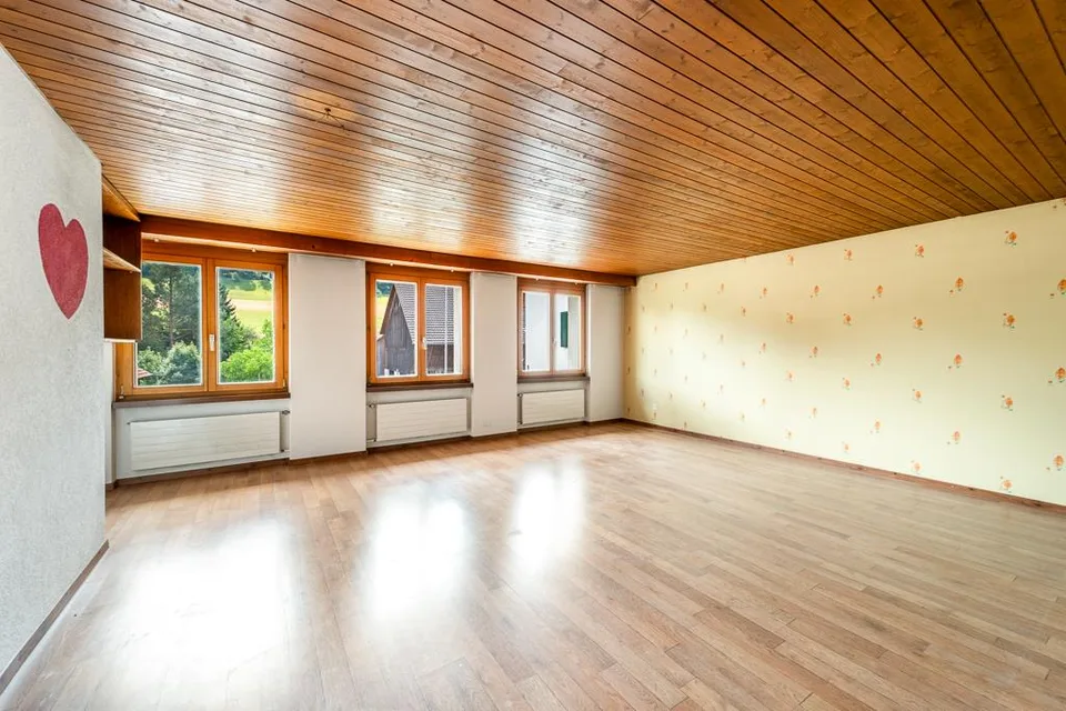 Spacious living with charm and tradition – photo 8 of 9