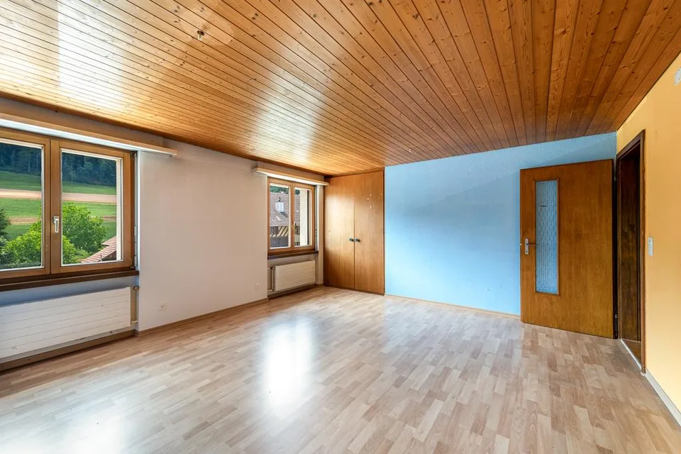 Spacious living with charm and tradition – photo 7 of 9