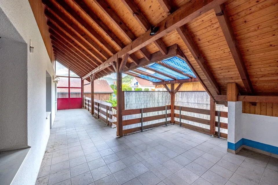Spacious living with charm and tradition – photo 6 of 9