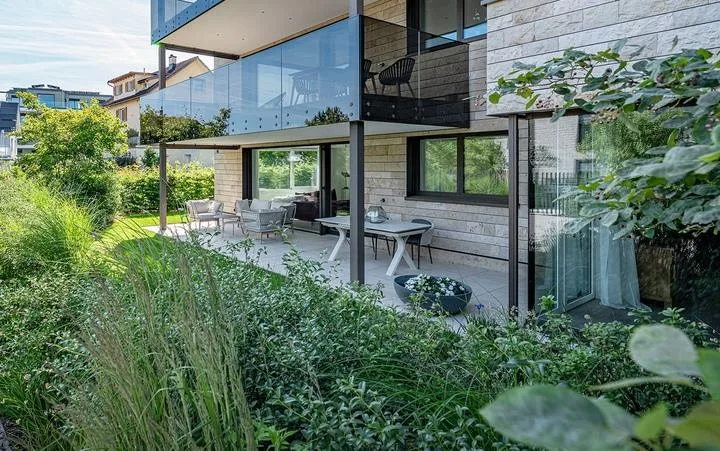 MODERNE ELEGANZ AM SEEUFER - 2024  ERBAUTE DESIGNERWOHNUNG IN LACHEN
