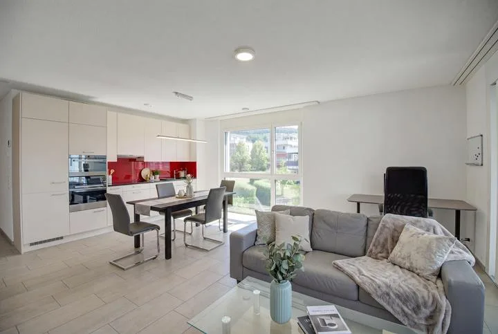 SPACIOUS 2.5-ROOM APARTMENT WITH A CONSERVATORY