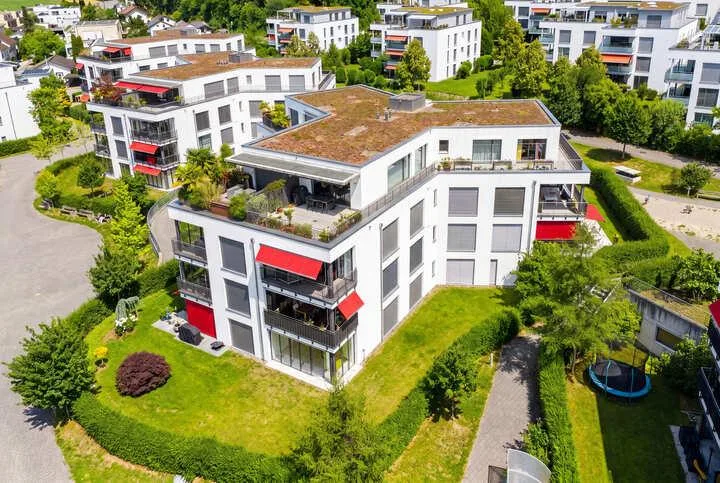 GROSSZÜGIGE 2.5 ZIMMER WOHNUNG MIT WINTERGARTEN