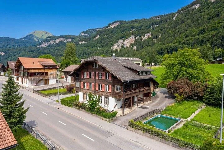 CHARMANTES  NUTZUNGSWUNDER MIT POTENZIAL IM BERNER OBERLAND