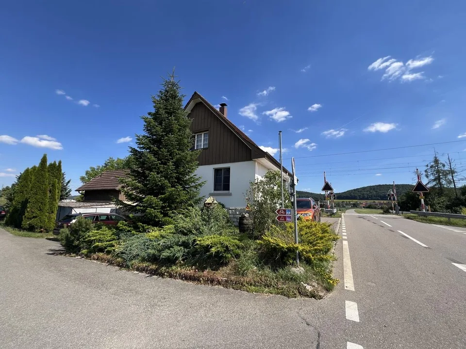 Ehemaliges Bahnwärterhaus mit viel Potenzial in Löhningen