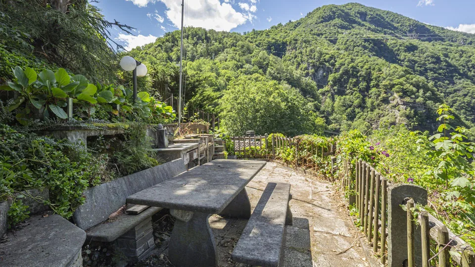 RINNOVATA, AUTENTICA E IMMERSA NEL VERDE | RENOVIERT, AUTHENTISCH U...