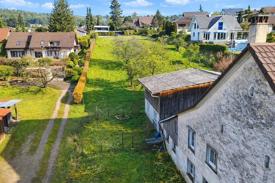 2'972 m² grosses Bauland mit Bauernhaus