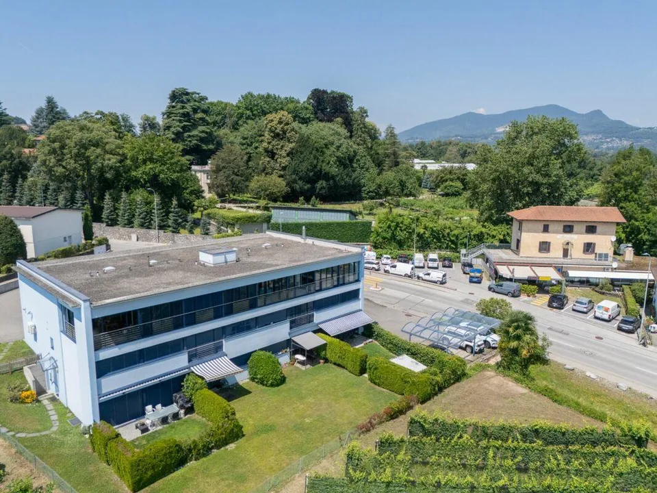 Vendiamo a Novazzano grande 5.5 locali per attività commerciale