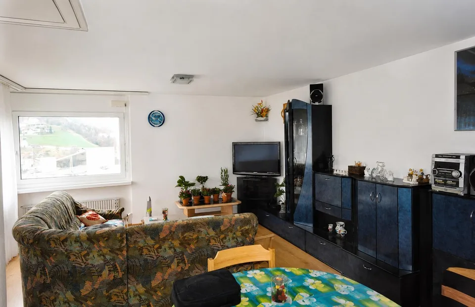 Wohnen mit Weitblick: 3.5-Zimmer-Wohnung im 9. Stock beim Bahnhof Land