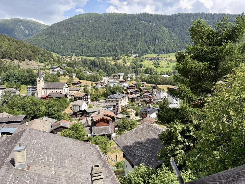 Chalet mit zwei Wohneinheiten im Zentrum von Fiesch
