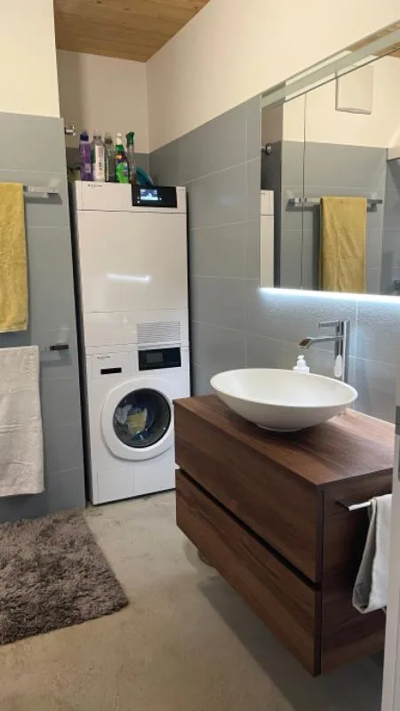Neuwertige 3.5 Zimmer-Attikawohnung mit See- und Bergpanoramasicht