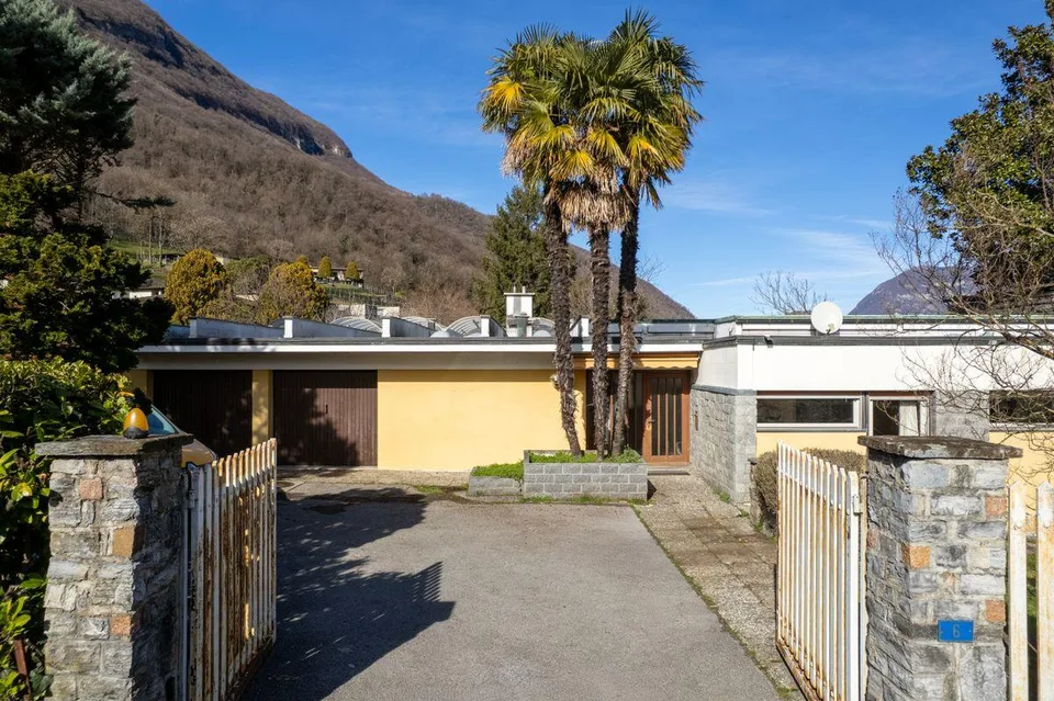 Villa mit grossem Grundstück und Landreserve (R2) / Villa con ampio...