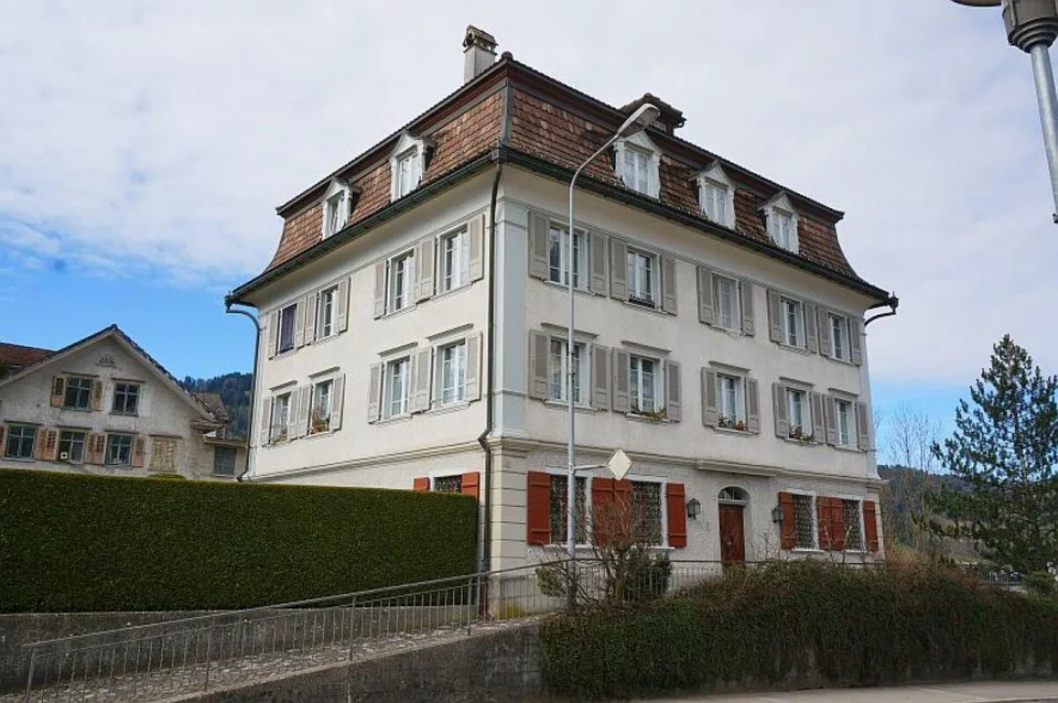 2½-Zimmer- und 1½-Zimmer-Maisonette-Wohnung mit zwei Einzelgaragen ...