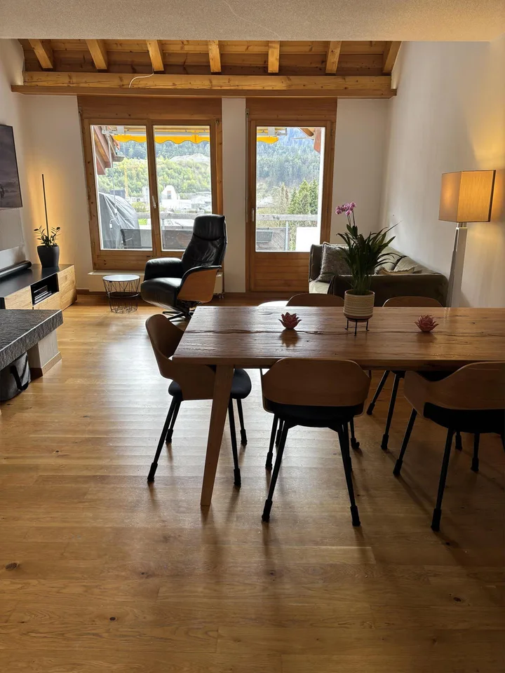 Charmante 3,5-Zimmer-Dachwohnung mit Dachausbau & Bergsicht in Tamins