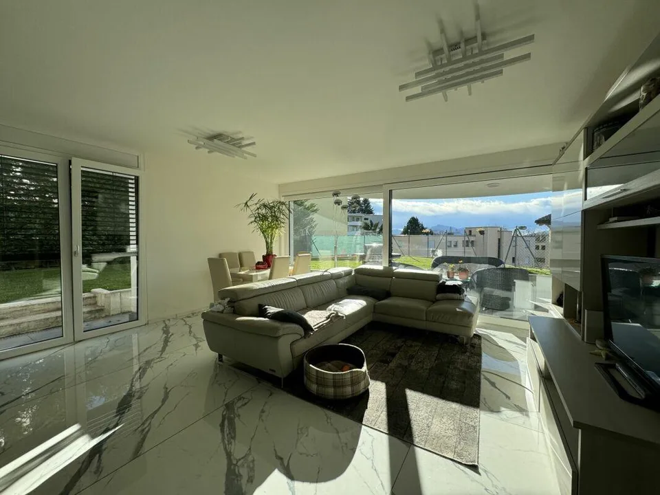Moderno 4,5 locali con giardino