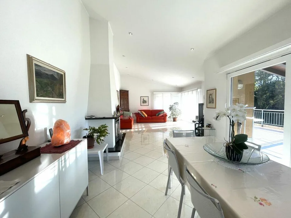 Stupenda villa con 2 appartamenti e piscina