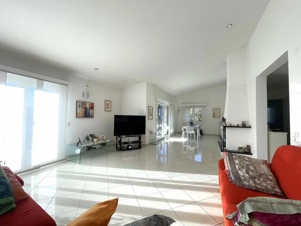 Stupenda villa con 2 appartamenti e piscina