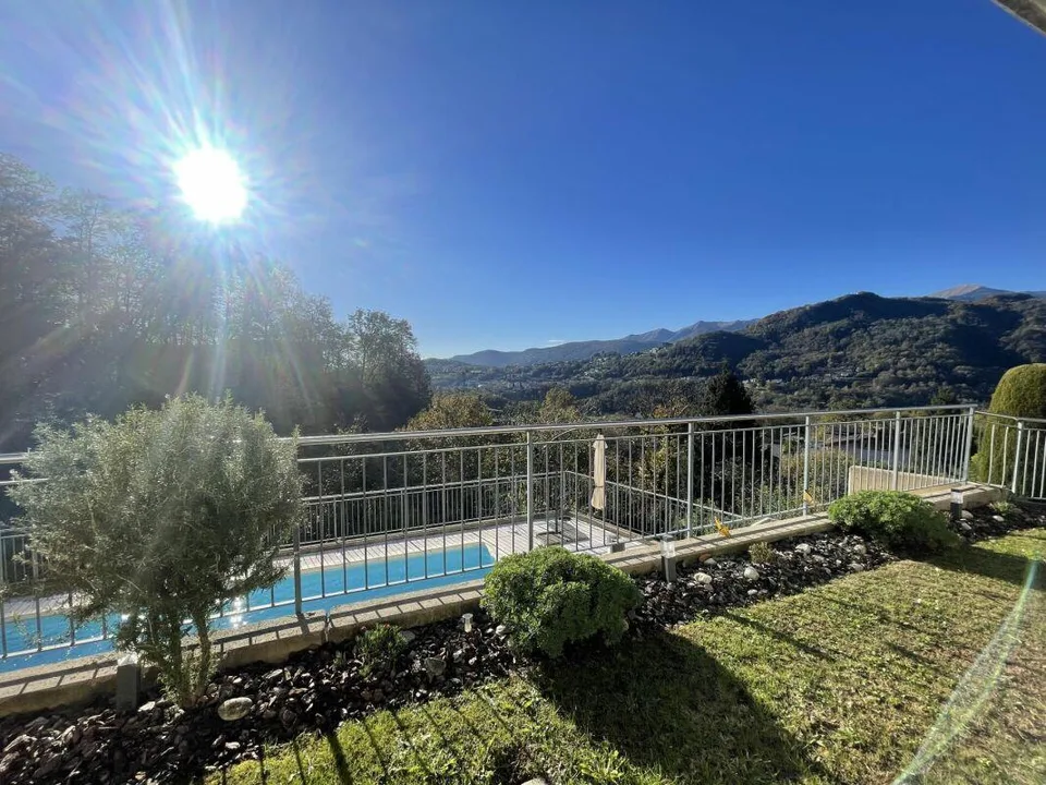 Stupenda villa con 2 appartamenti e piscina