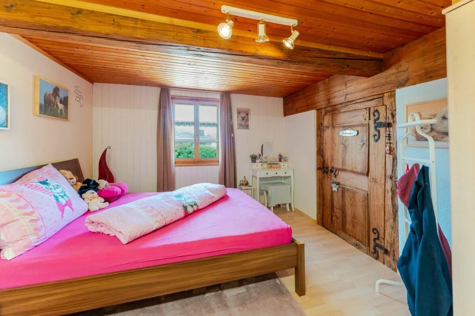 Bauernhaus mit 4 Wohnungen und Pferdestall auf grosszügigem Grundst... – Foto 6 von 17