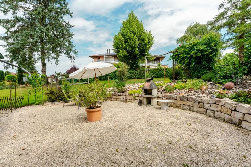 Bauernhaus mit 4 Wohnungen und Pferdestall auf grosszügigem Grundst... – Foto 7 von 17