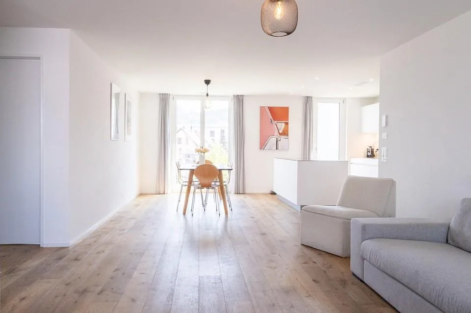Lichtdurchflutete Moderne Wohnung mit Aussicht in Wetzikon