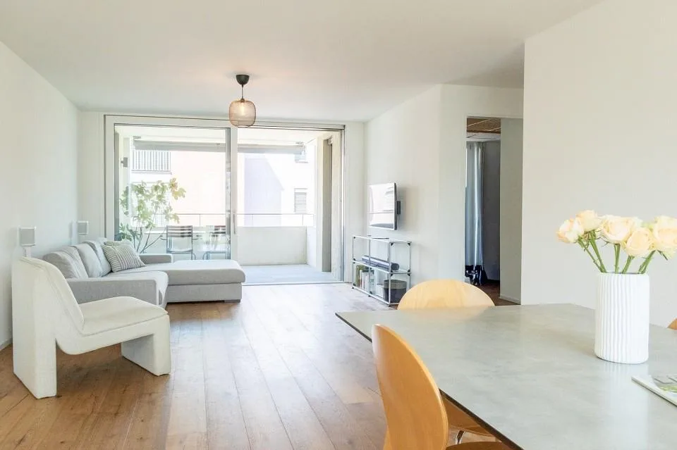 Lichtdurchflutete Moderne Wohnung mit Aussicht in Wetzikon