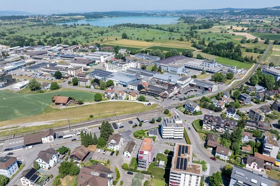 Lichtdurchflutete Moderne Wohnung mit Aussicht in Wetzikon