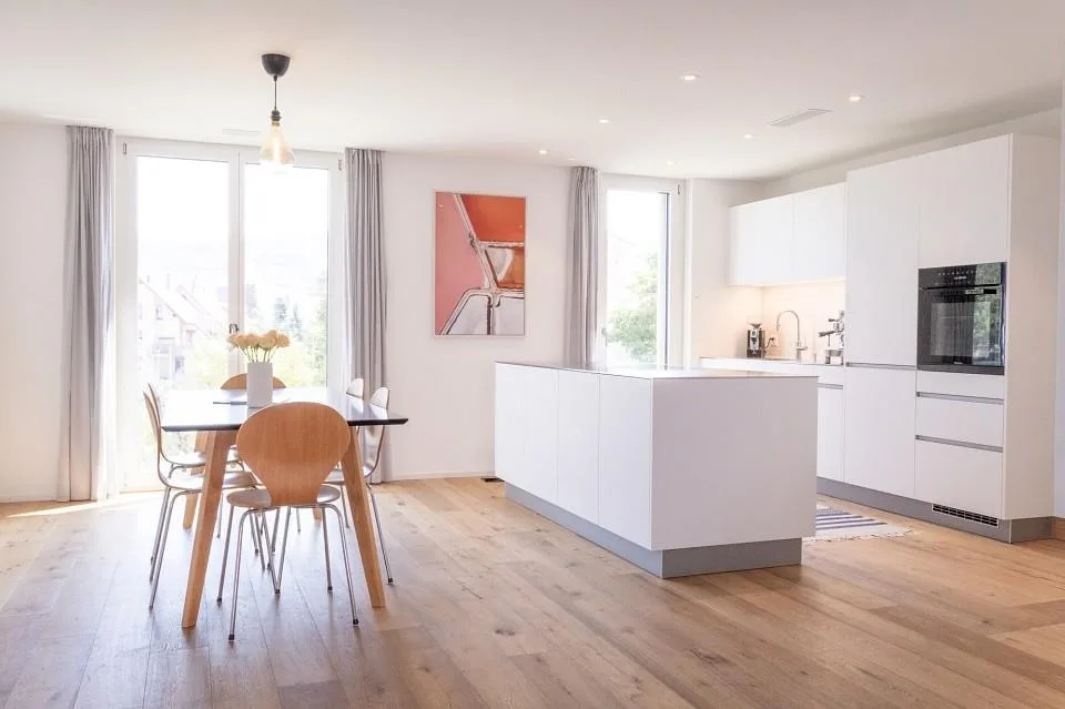 Lichtdurchflutete Moderne Wohnung mit Aussicht in Wetzikon