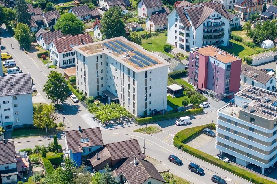 Lichtdurchflutete Moderne Wohnung mit Aussicht in Wetzikon