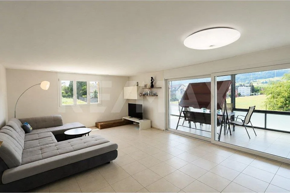 Grosszügige 4.5-Zimmer-Eigentumswohnung mit verglastem Balkon in Re...