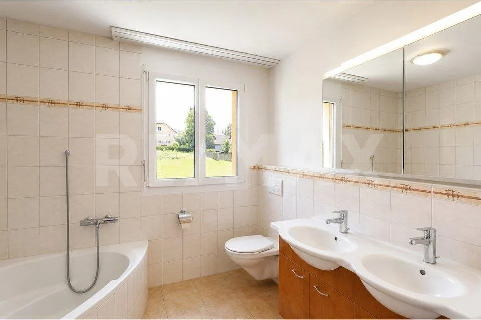 Grosszügige 4.5-Zimmer-Eigentumswohnung mit verglastem Balkon in Re... – Foto 12 von 19