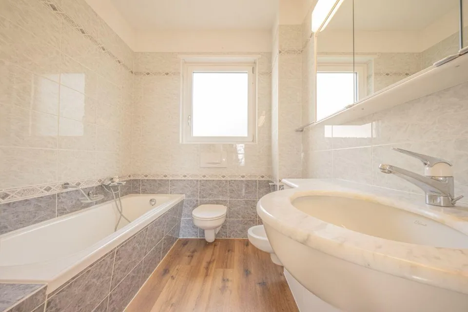 Spacious semi-detached house with unobstructed views and generous i... – photo 11 sur 17