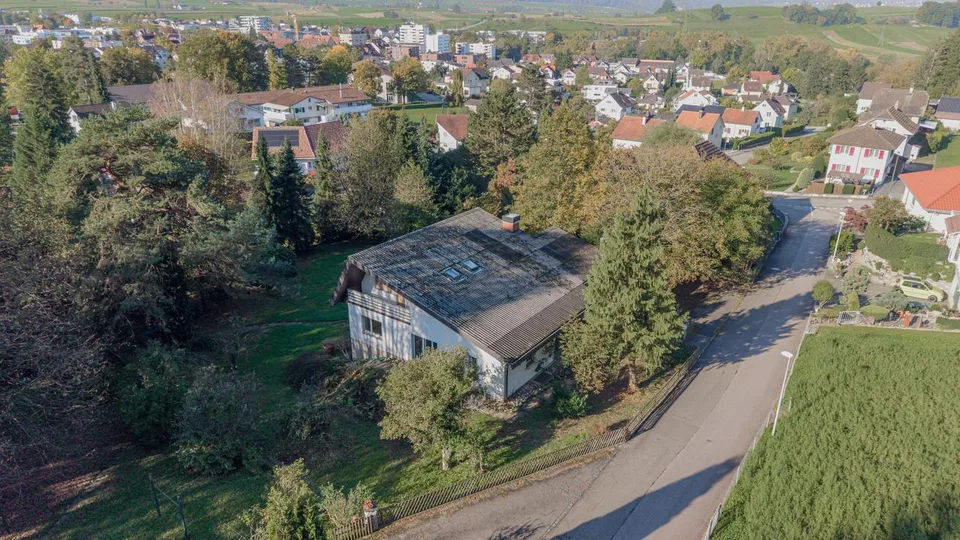 Weitläufiges Grundstück an erhöhter Lage