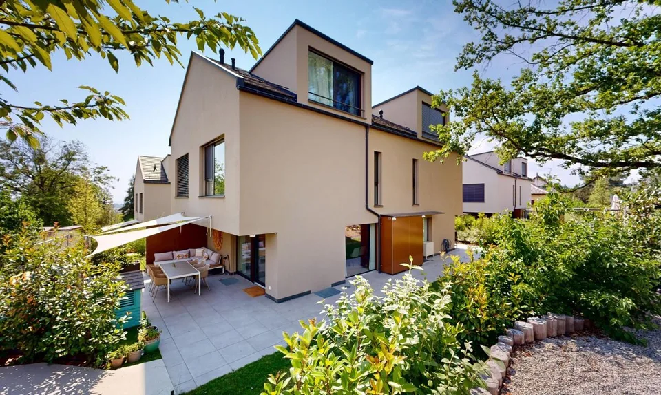 Elegantes Reihenhaus mit privatem Garten in Renens