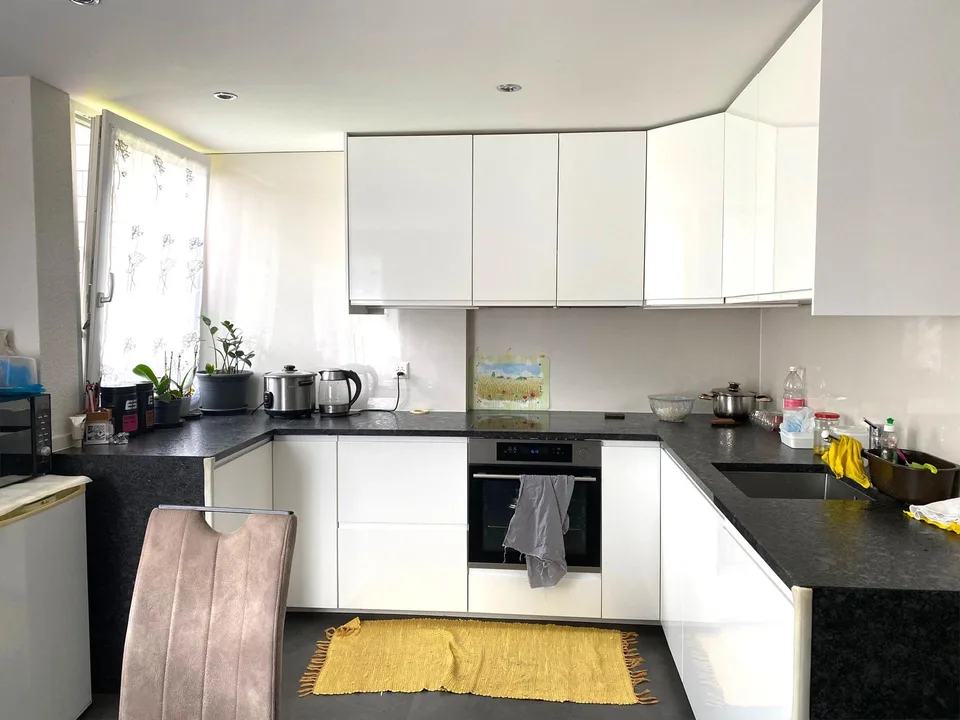 Grosszügige, helle 5-Zimmer-Wohnung mit 142 m² und grossem Balkon