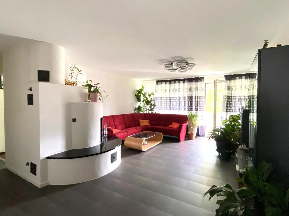 Grosszügige, helle 5-Zimmer-Wohnung mit 142 m² und grossem Balkon