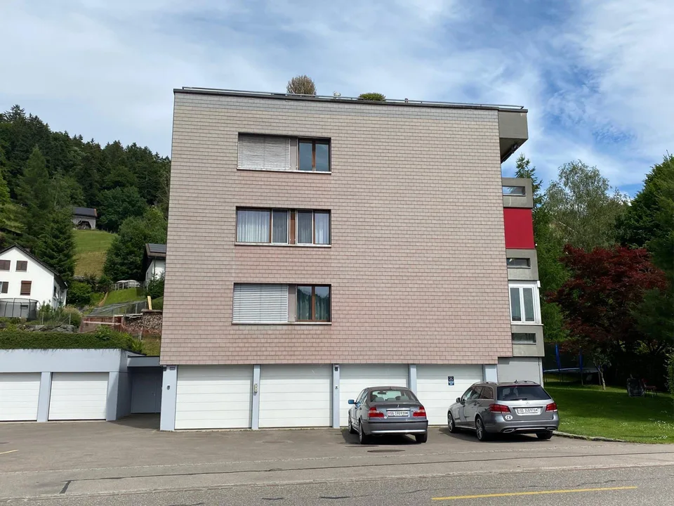 Grosszügige, helle 5-Zimmer-Wohnung mit 142 m² und grossem Balkon