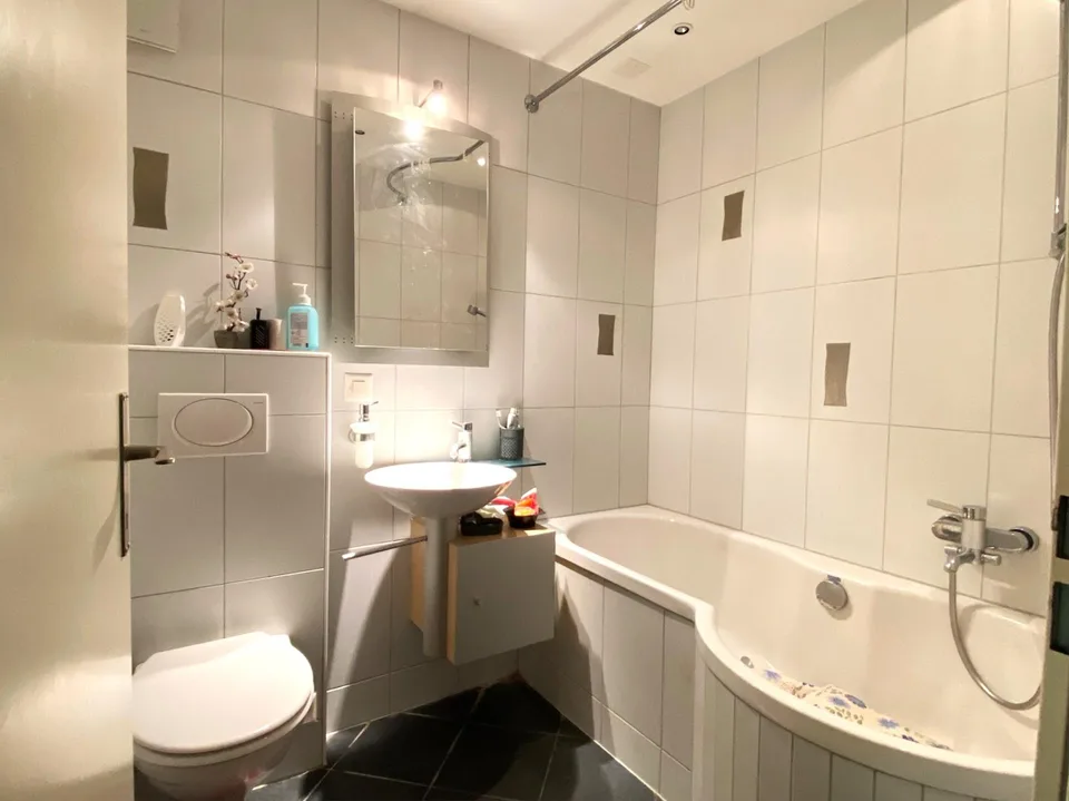 Grosszügige, helle 5-Zimmer-Wohnung mit 142 m² und grossem Balkon